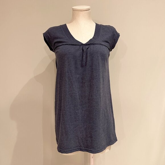Aritzia TNA Long T-Shirt Womens Size XXS V-Neck Short Sleeve Top - Picture 1 of 7